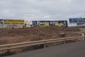 Los bomberos sofocan un incendio provocado en unos inmuebles abandonados junto a la GC-1 (Foto TA)